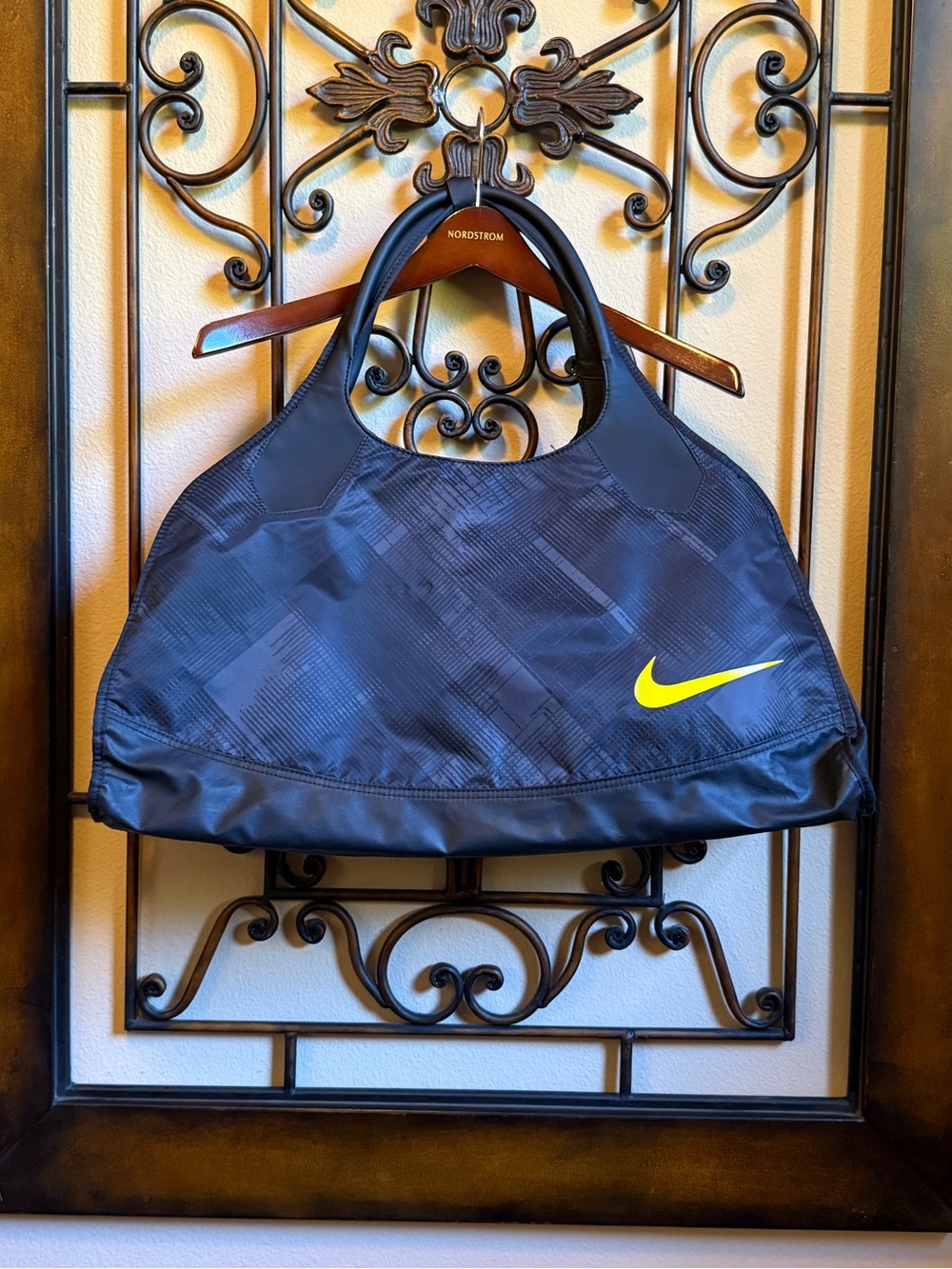 LIKE NEW Nike Legend Gym Shoulder Bag / Duffel / Tote